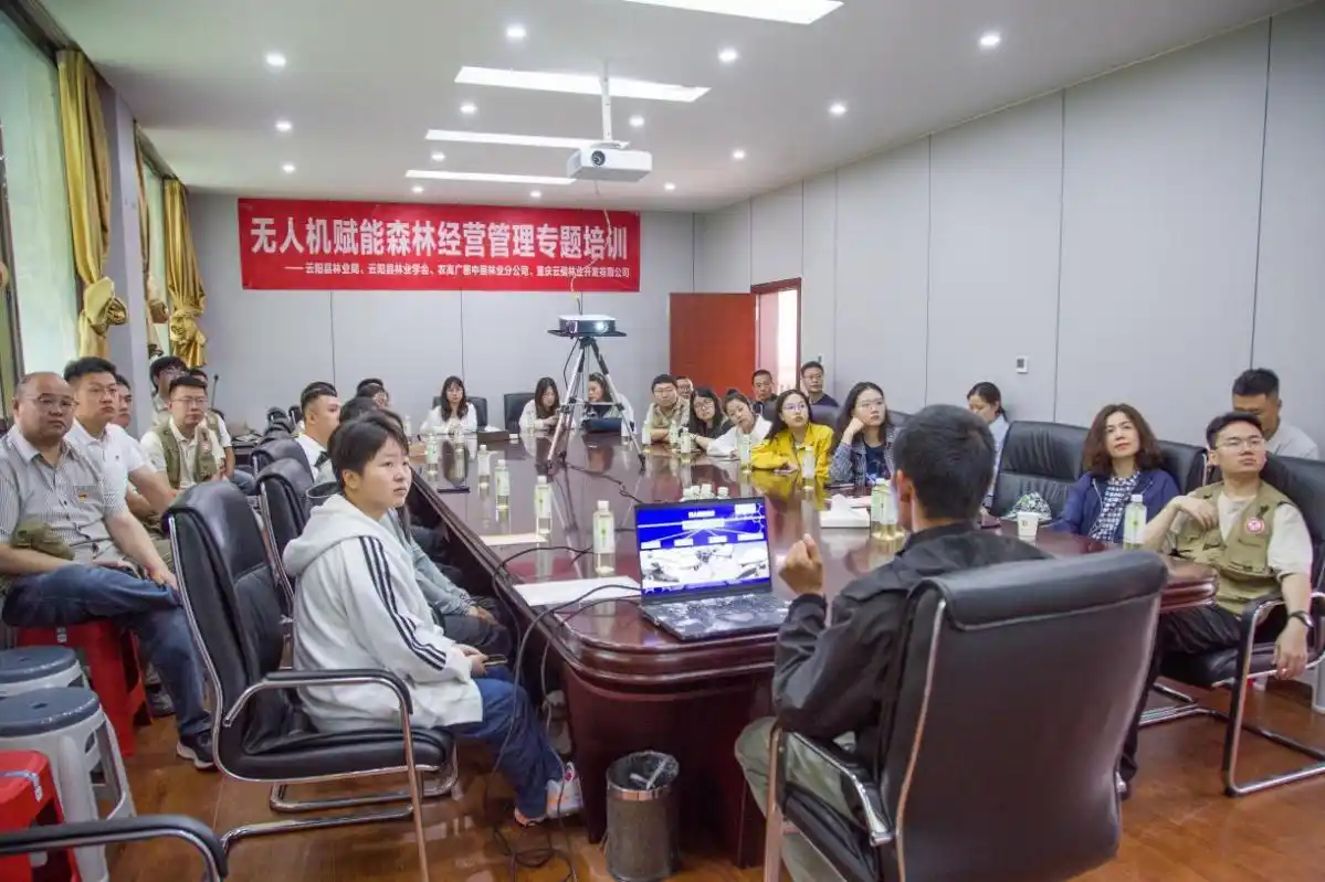 云阳县林业局“守护青山”志愿服务团队组织开展无人机森林经营管理专题培训
