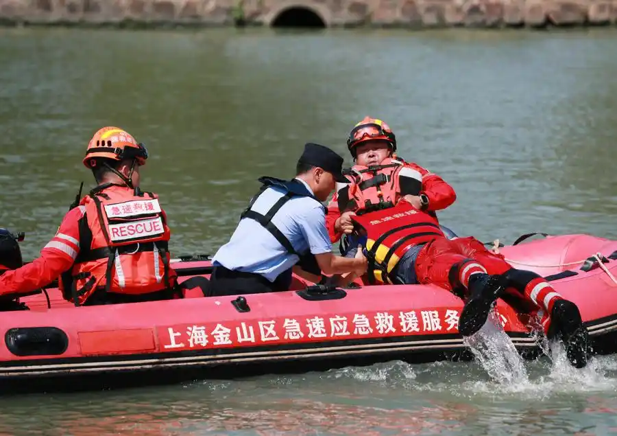 铁骑绕桩、特警索降、无人机探路……金山公安夏季练兵“名场面”来了