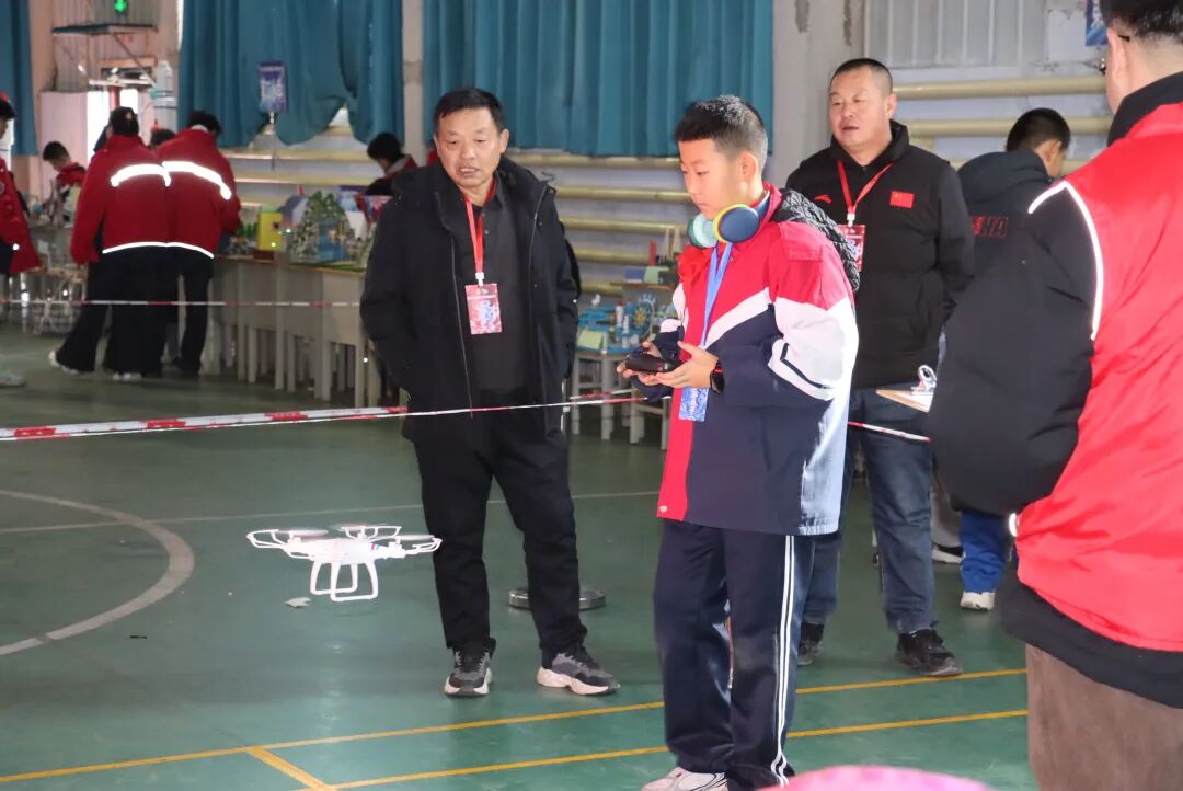 草原上的科技派对火热开场！800多名孩子玩转机器人无人机