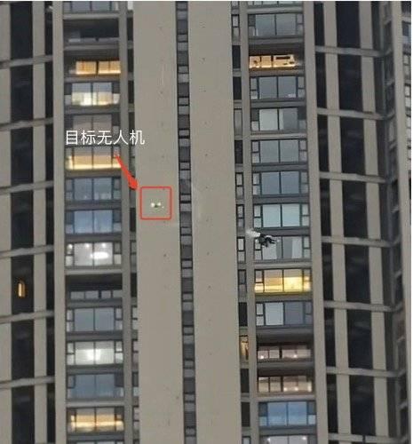 警用无人机发射“天罗地网”捕“黑飞” 观众：演唱会还没开，先看“空中警匪片”