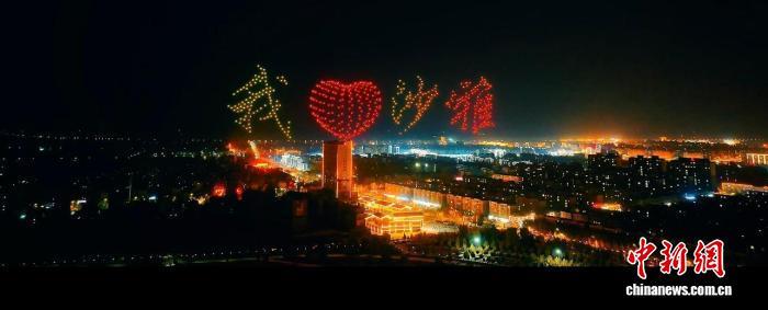 新疆沙雅县“锦绣中华 胡杨礼赞”无人机表演震撼上演